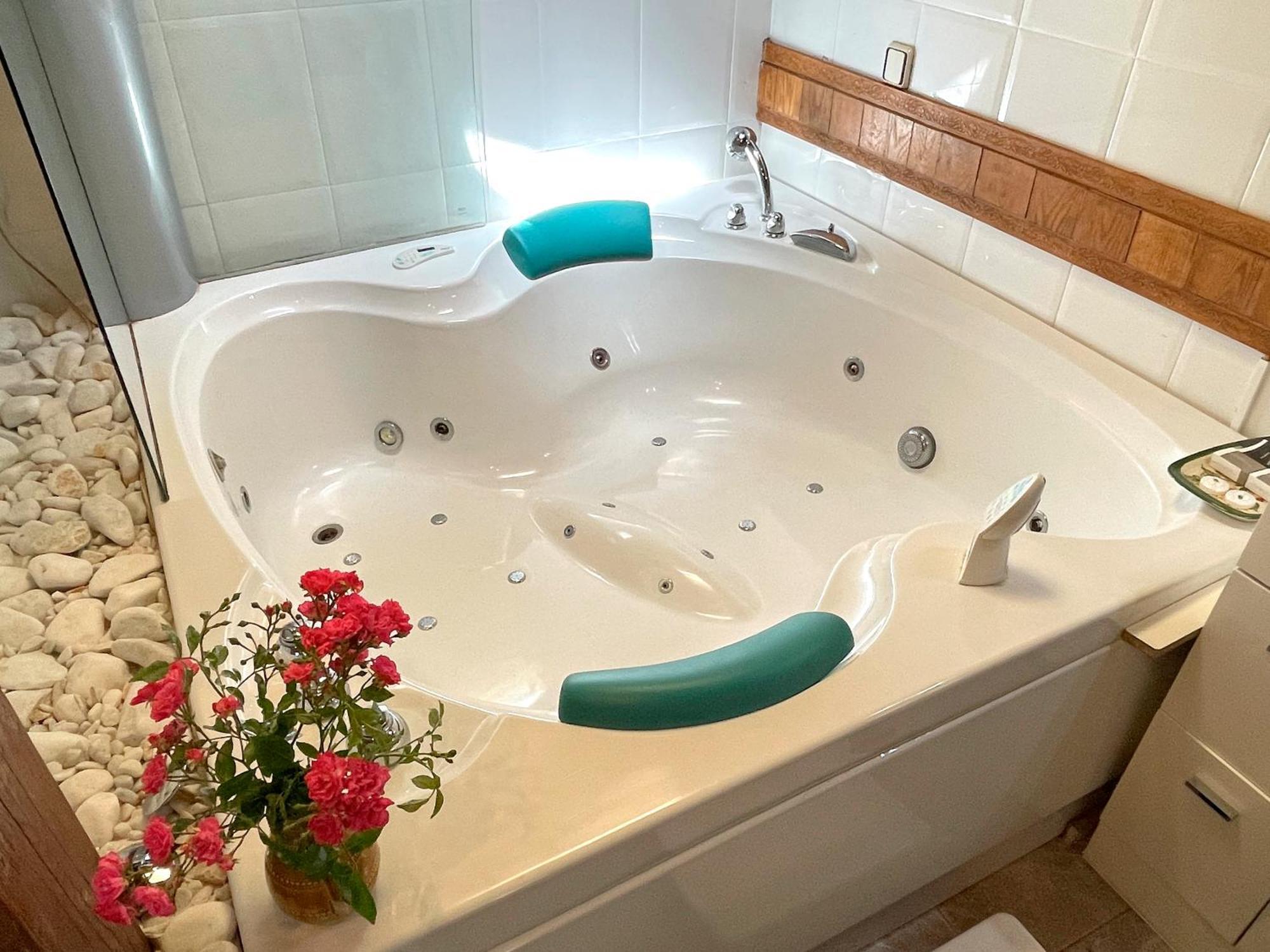 Hotel Peruskenea Jaunsaras ภายนอก รูปภาพ