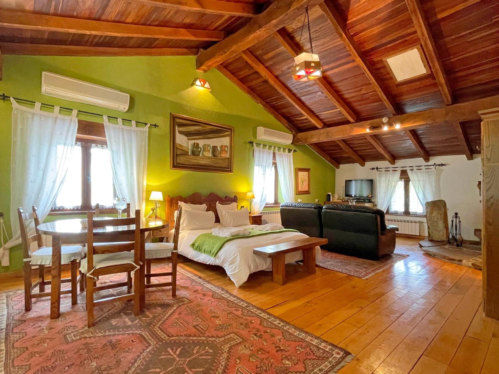 Hotel Peruskenea Jaunsaras ภายนอก รูปภาพ
